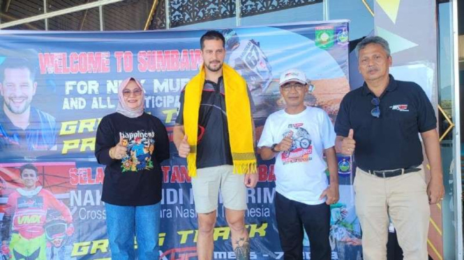  Crosser Australia Nick Murray, disambut wakil bupati Sumbawa Dewi Noviany