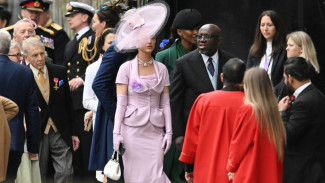Katy Perry Tampil dengan Topi Khas Wanita Inggris di Penobatan Raja Charles III