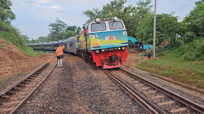 Jalur rel kereta api Ciganea- Sukatani Purwakarta longsor sudah diperbaiki