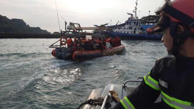 Tim SAR mengevakuasi penumpang kapal feri yang terbakar di Selat Sunda