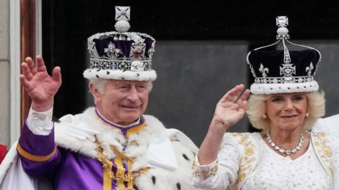 Raja Charles III dan permaisuri Camilla resmi diberi Mahkota Raja dan Permaisuri