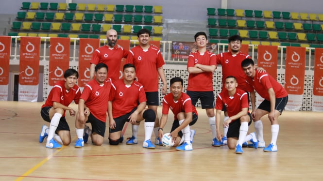 Para pemain futsal profesional menggunakan sepatu ortuseight terbaru