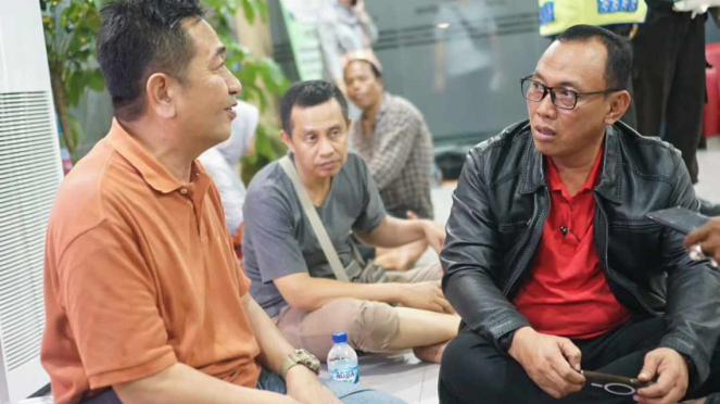 Helldy Agustian, Walikota Cilegon, saat menemui korban kapal terbakar di Merak