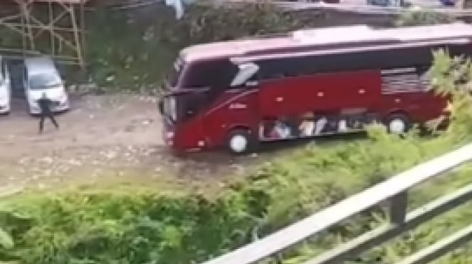 Detik-detik bus terjun ke sungai.