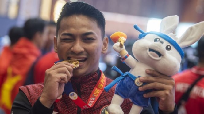 Atlet karate Indonesia Ahmad Zigi Zaresta Yuda gigit medali emas SEA Games 2023