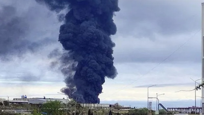 Asap mengepul di atas tangki bahan bakar menyusul dugaan serangan drone di Sevastopol, Krimea, Sabtu (29/4/2023).