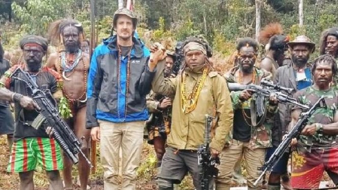 Pilot Susi Air Philip di tengah anggota kelompok kriminal bersenjata (KKB) yang menyanderanya sejak 7 Februari di Paro, Kabupaten Nduga, Papua Pegunungan.