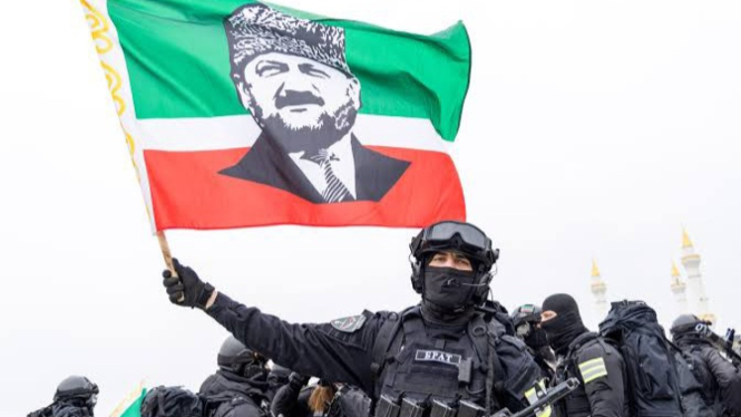 VIVA Militer: Tentara Chechnya mengibarkan bendera bergambar Akhmat Kadyrov