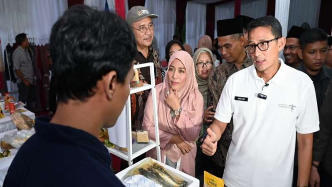 Menparekraf Sandiaga Uno (baju putih)