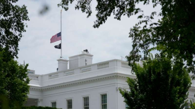 Gedung Putih mengibarkan bendera setengah tiang imbas penembakan di Texas, AS