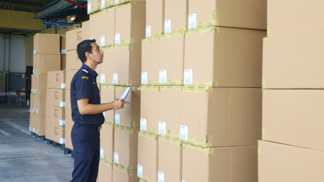 PT Komitrando Emporio memberangkatkan Produk tas dengan berat total 19,1 ton