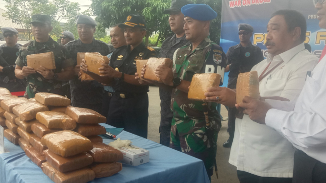 BNN dan Bea Cukai Banten tunjukkan barag bukti narkoba Kopda TNI Iskandar Muda