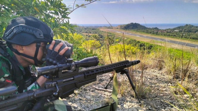 VIVA Militer: Sniper Kopasgat TNI AU siaga di Bandara Labuan Bajo
