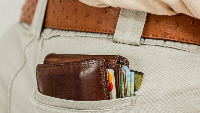 VIVA Otomotif: Ilustrasi menyimpan dompet di saku.