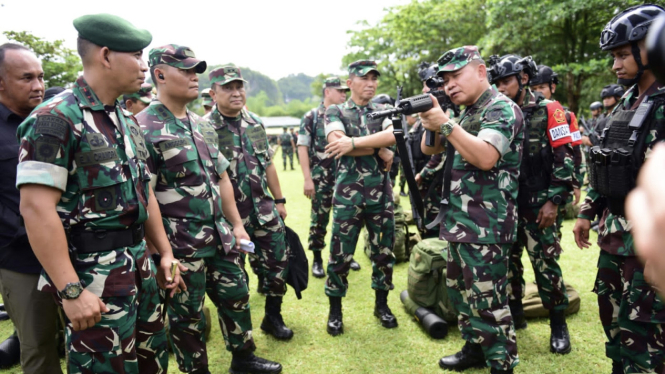 VIVA Militer: KSAD Jenderal TNI Dudung cek kesiapan Satgas Yonif PR 433/JS