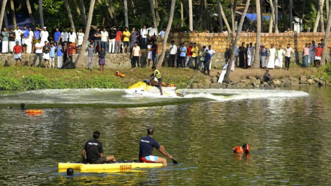 Sebuah kapal wisata bertingkat terbalik menyebabkan 22 orang tewas.