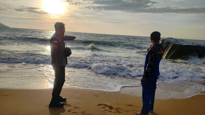 Polisi menunjukkan lokasi tenggelamnya seorang pengunjung Pantai Samudera Indah, Bengkayang.