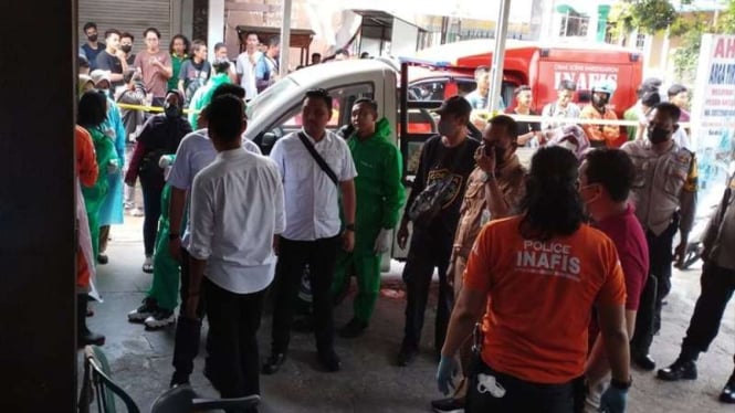 Evakuasi jasad pria yang dicor di depot air isi ulang di Semarang