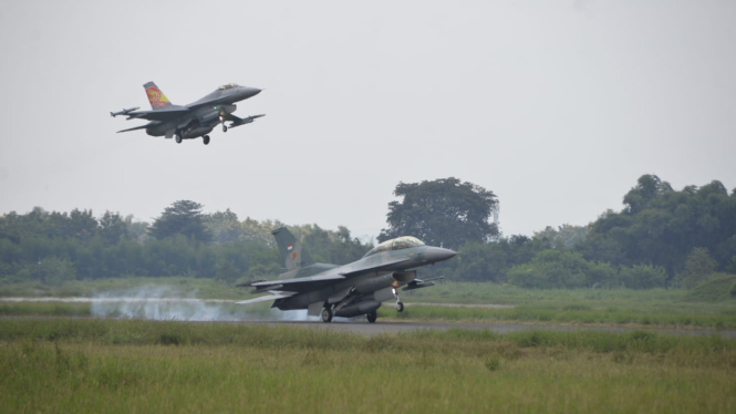 VIVA Militer: Jet Tempur Fighting Falcon F-16 milik TNI AU