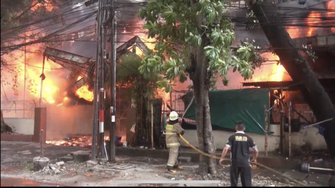 Kebakaran besar menghanguskan sebuah pabrik produksi cat yang berlokasi di Jalan Terusan Bandengan, Pejagalan, Penjaringan, Jakarta Utara pada Senin 8 Mei 2023.