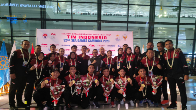 Tim Hoki Indoor Indonesia disambut kalungan bunga oleh NOC