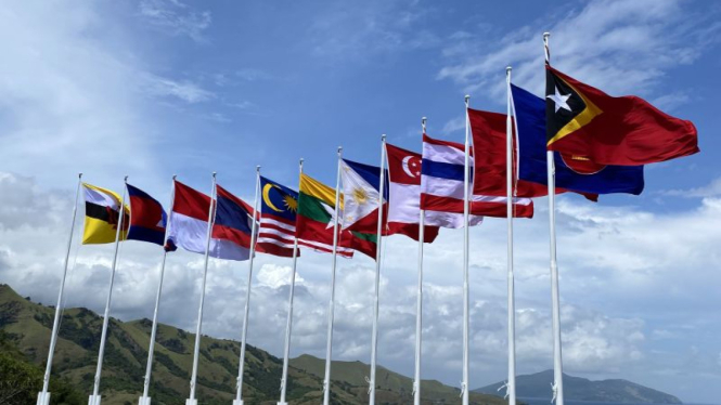 Bendera negara Anggota ASEAN dan Timor Leste di The Golo Mori Convention Cente