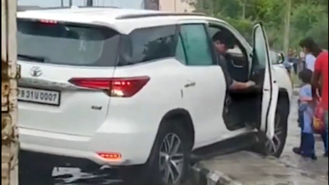 VIVA Otomotif: Toyota Fortuner nyangkut di pembatas jalan