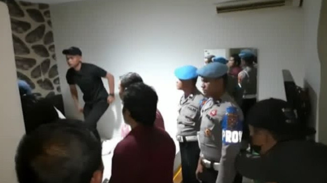 A Polícia Regional do Sudeste de Sulawesi invadiu um hotel enquanto fazia sexo com uma mulher