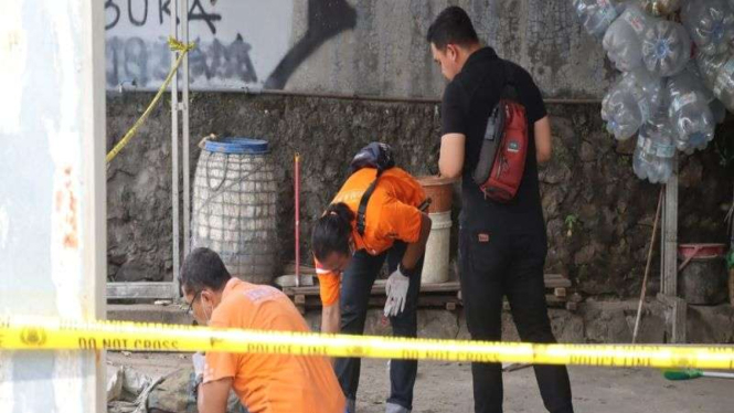 Polisi lakukan penyelidikan di TKP penemuan jasad dicor di Semarang, Jateng.