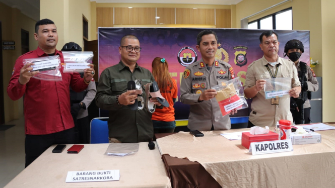Konferensi pers terkait penangkapan kurir narkoba di Mapolres Kubu Raya, Kaliman