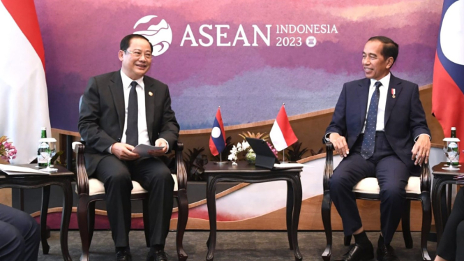 President Joko Widodo and Prime Minister of Laos Sonexay Siphandone