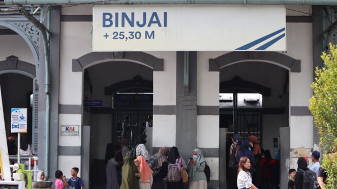 Aktivitas Penumpang Kereta API Di Stasiun Medan.