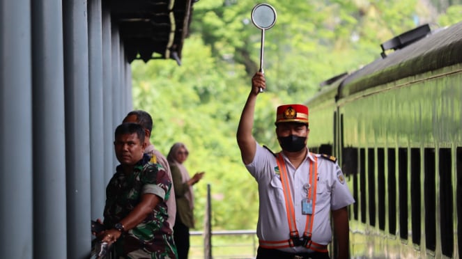 Aktivitas Penumpang Kereta API Di Stasiun Medan.