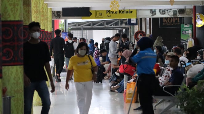 Lalu lintas penumpang di Stasiun Medan.