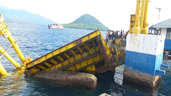 Kapal Feri KMP Mutiara Pertiwi I menabrak dermaga penyeberangan Bastiong Ternate