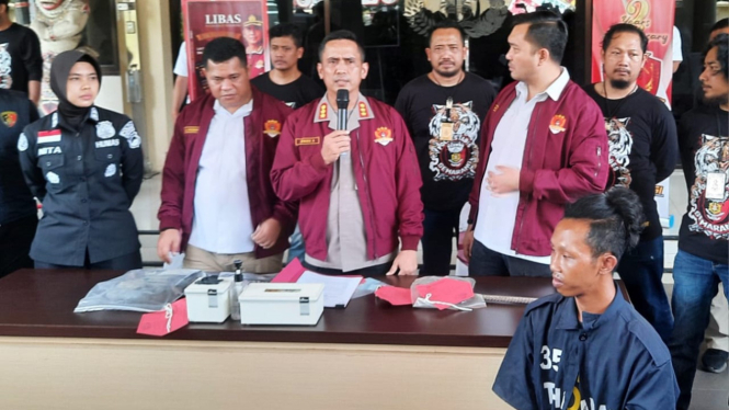Kapolrestabes Semarang saat memberi keterangan pers terkait kasus pembunuhan korban dicor, Rabu (10/5).