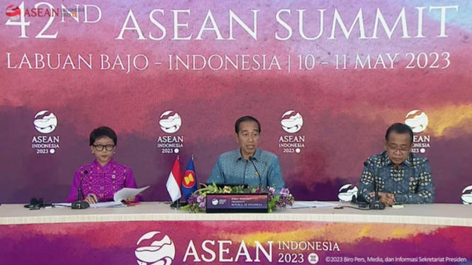Presiden Jokowi melakukan konferensi pers pada pertemuan pemimpin KTT ASEAN 2023
