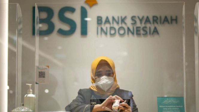 Pegawai menghitung uang di Kantor Cabang Digital Bank Syariah Indonesia (BSI).