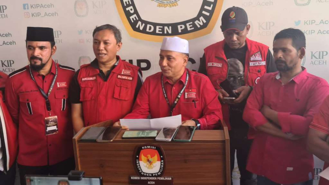 Pengurus Partai Aceh berbicara kepada wartawan usai menyerahkan berkas bakal caleg mereka kepada Komisi Independen Pemilihan (KIP) Aceh di Banda Aceh, Kamis, 11 Mei 2023.