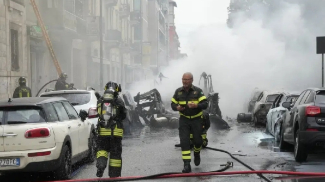 Pemadam kebakaran mencoba memadamkan api di Milan