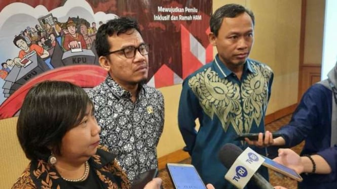 Wakil Ketua Bidang Internal Komnas HAM Pramono Ubaid Tanthowi (kanan), Komisioner Pengkajian dan Penelitian Komnas HAM Saurlin P. Siagian (tengah), serta Koordinator Subkomisi Pemajuan HAM Komnas HAM Anis Hidayah (kiri) di Jakarta, Jumat, 12 Mei 2023.