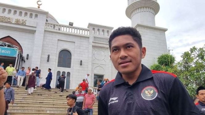 Pemain Timnas Indonesia U-22 Fajar Fathur Rahman usai salat Jumat di Kamboja