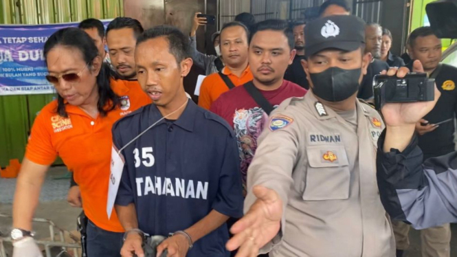  Muhammad Husen saat menjalani pra-rekonstruksi pembunuhan bosnya di Semarang