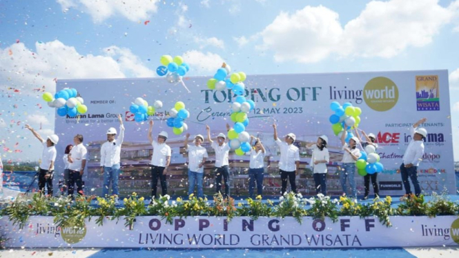 Prosesi topping off pembangunan Living World di Kawasan Grand Wisata Bekasi