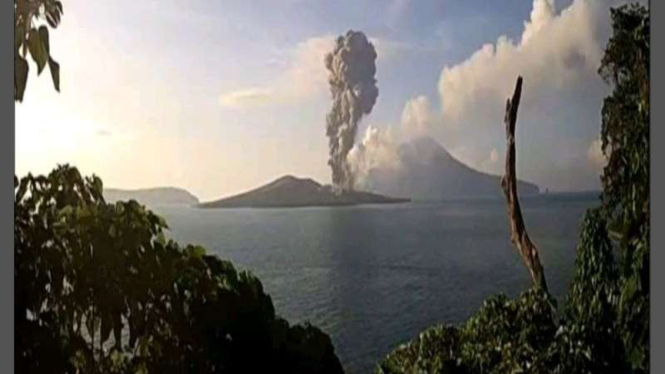CCTV merekam lontaran abu vulkanik dari Gunung Anak Krakatau.