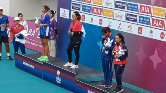 Priska Madelyn Nugroho berkalung medali emas nomor tenis tunggal putri SEA Games