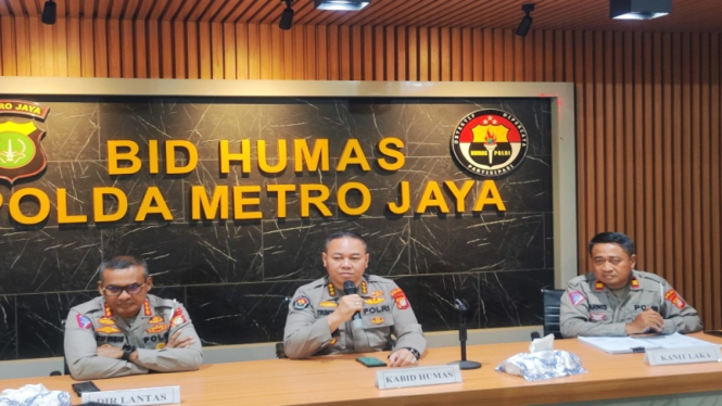 Kabid Humas bersama Dirlantas Polda Metro Jaya menjelaskan kasus kecelakaan 
