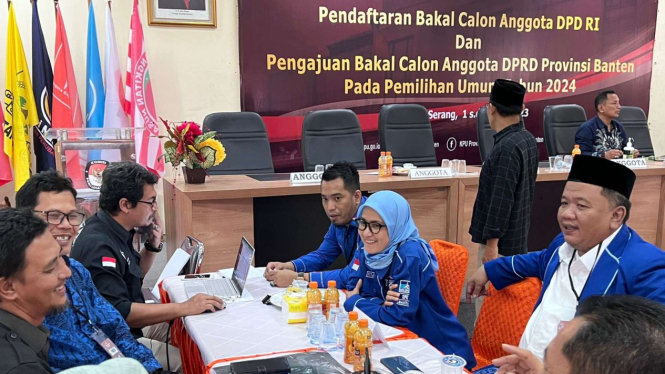 Ketua DPD Demokrat Banten Iti Octavia Jayabaya mendaftarkan caleg ke KPU Banten