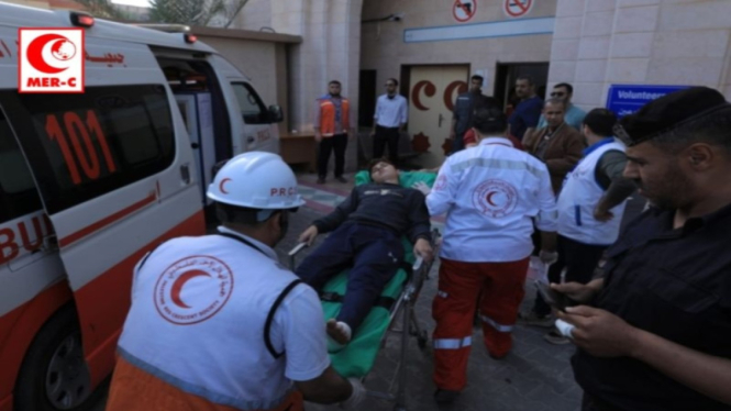 Relawan Mer-C mengevakuasi korban warga Palestina yang terkena serangan Israel