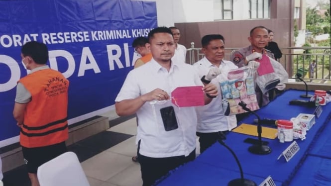 Kasubdit 3 Tipikor Kompol Faizal Ramzani  merilis kasus OTT Kadinkes Kampar Riau